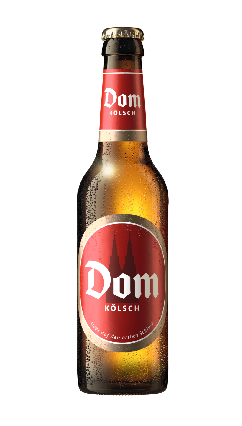 Eine braune Flasche mit kondensierendem Wasser und rotem Etikett.